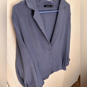 Doe and Rae single button, top in light blue. Medium.